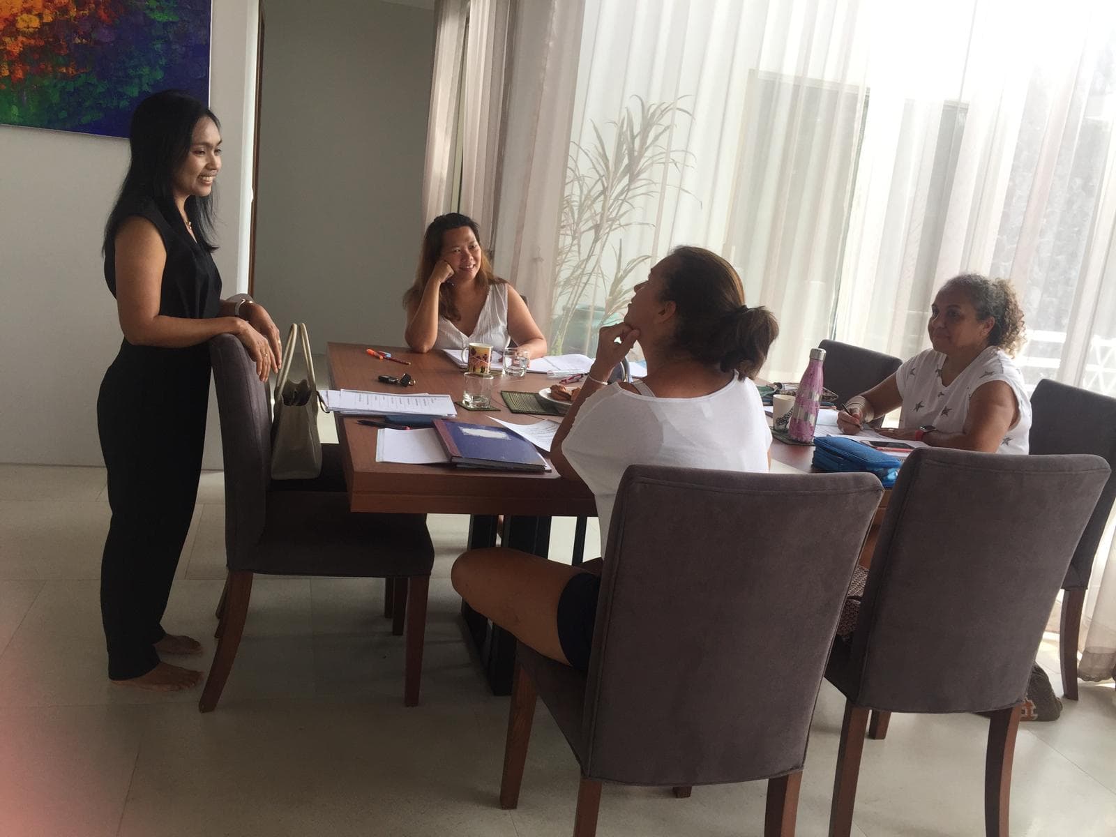 Small group Thai class with friends in Phuket